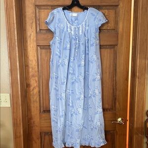 Blue Floral Women's nightgown sz large.